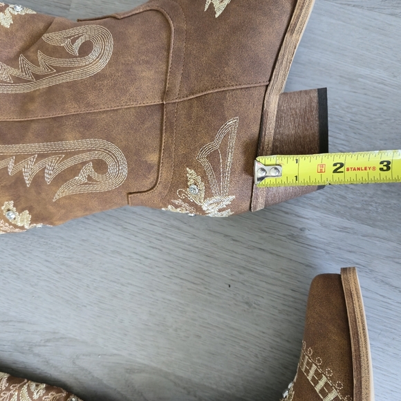 Embroidered Tan Western Cowboy Boots - Picture 6 of 15